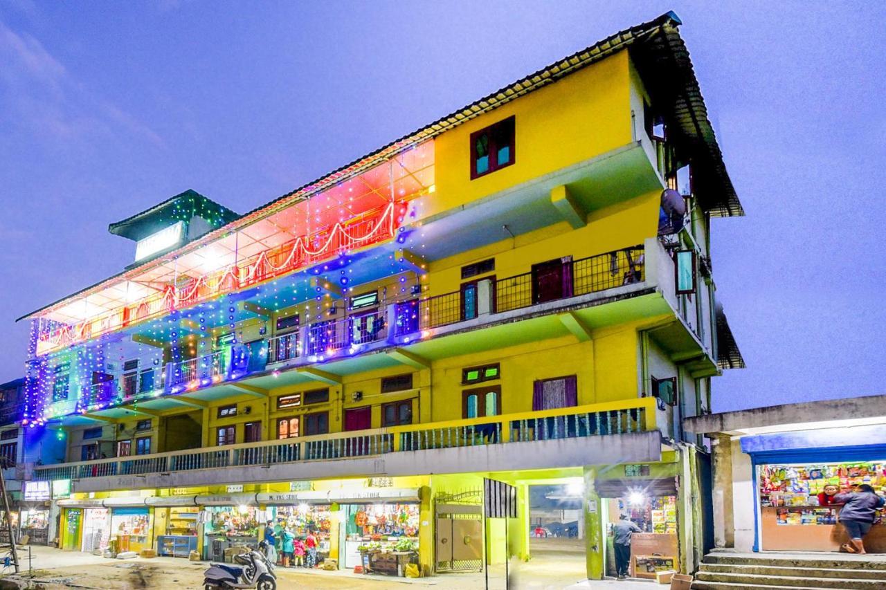 Oyo 70566 Hotel Aalo Along Exterior photo
